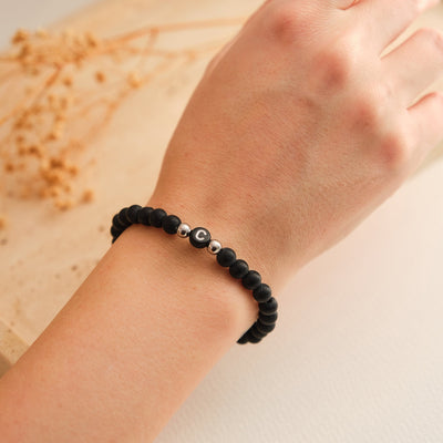 Initial Partnerarmband mit schwarzen Perlen - OTANTO