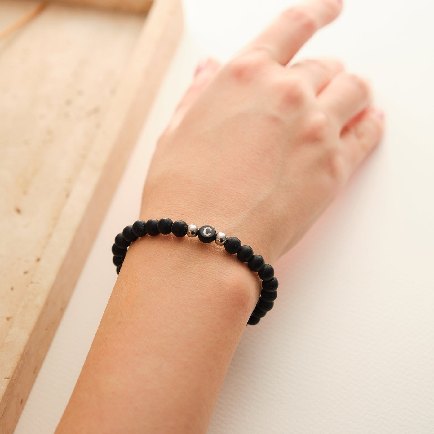 Initial Partnerarmband mit schwarzen Perlen - OTANTO