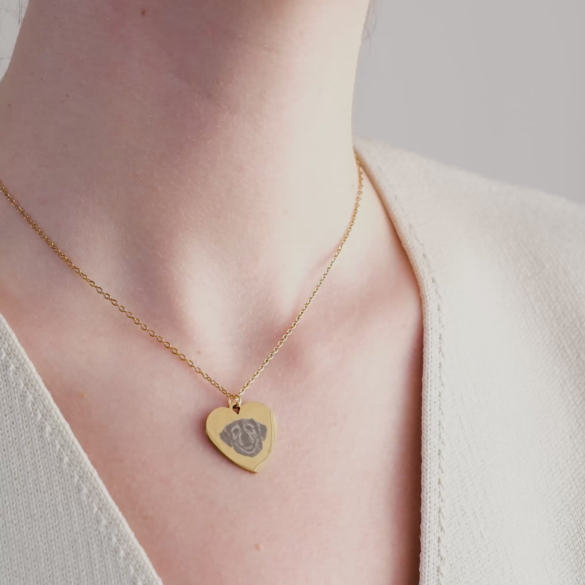 Halsband med husdjursfoto och hjärtgravyr