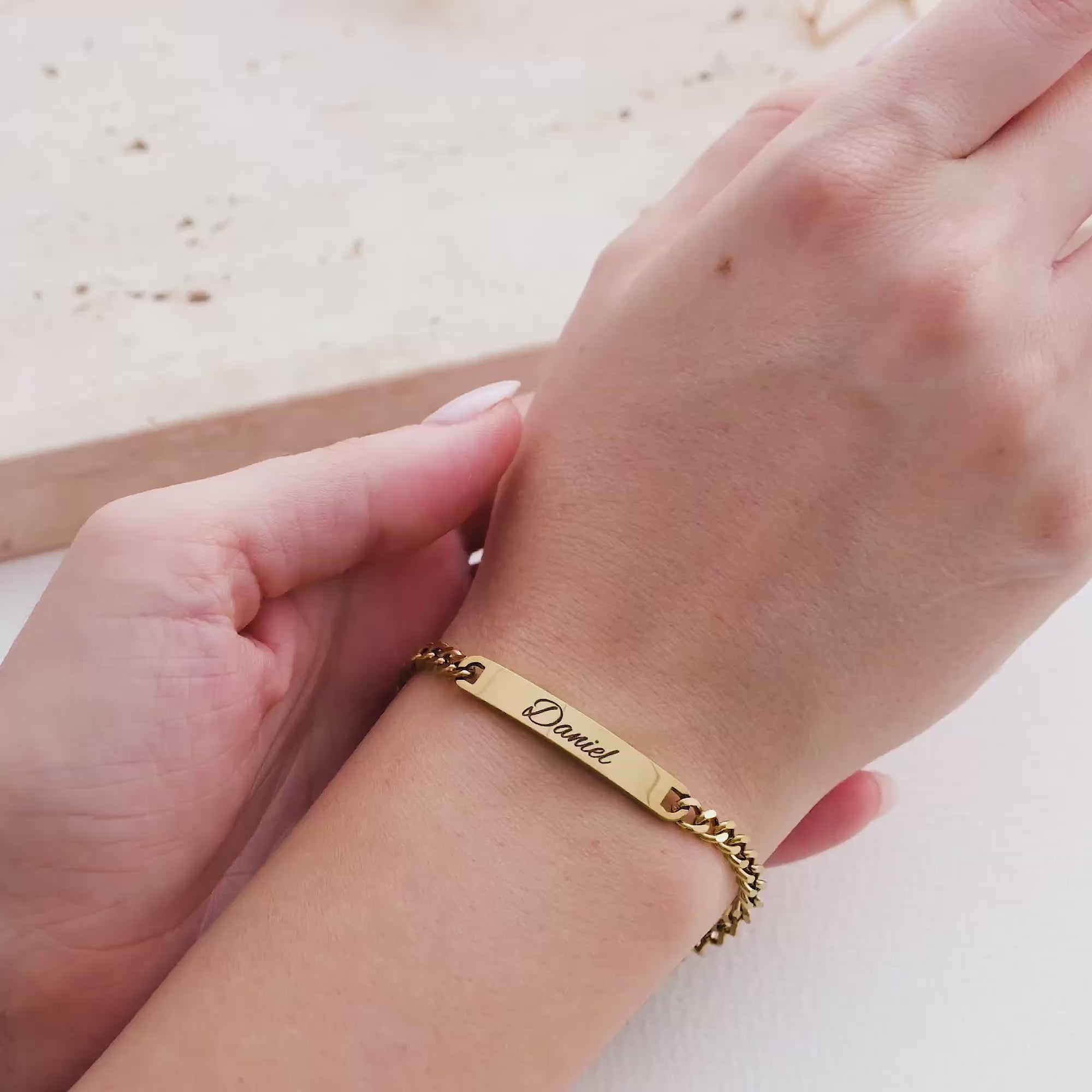 Partnerarmband i silver med gravyr