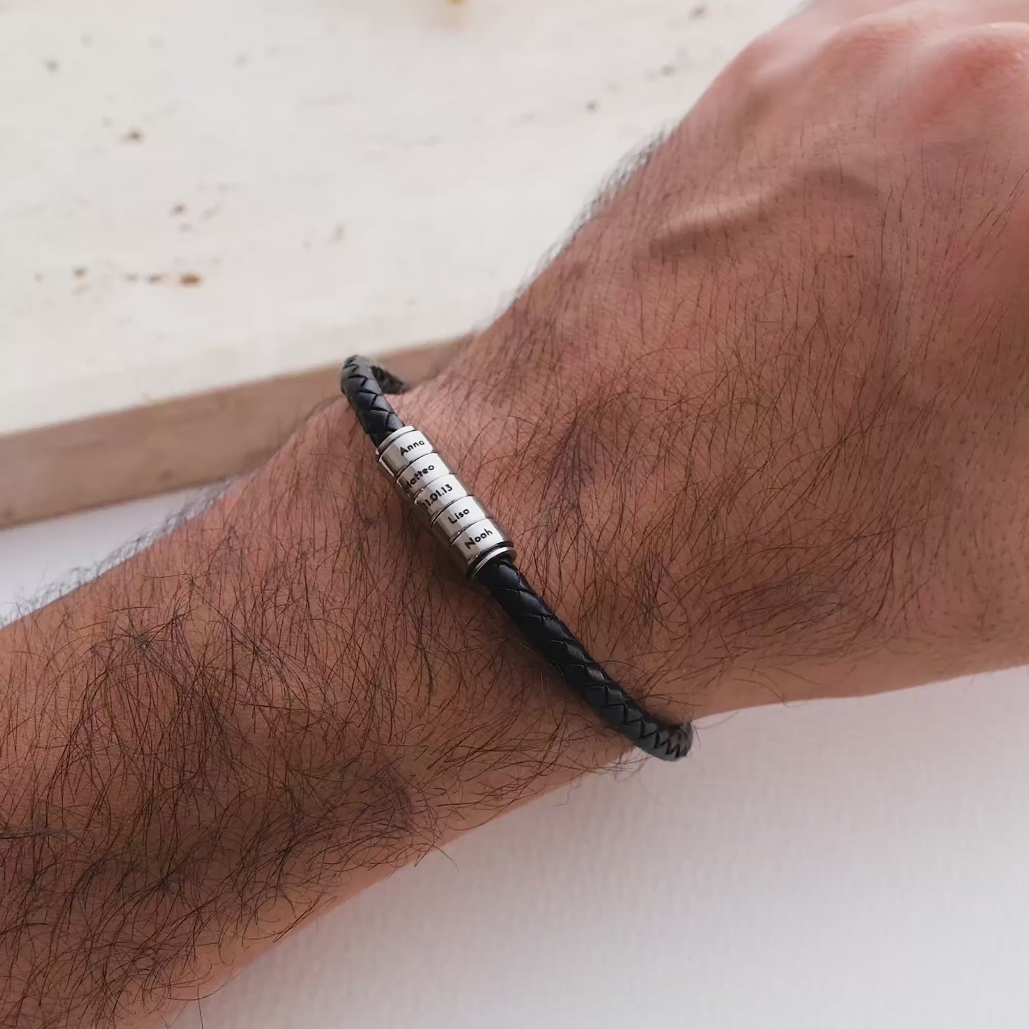 Læderarmbånd med ring og op til 5 graveringer