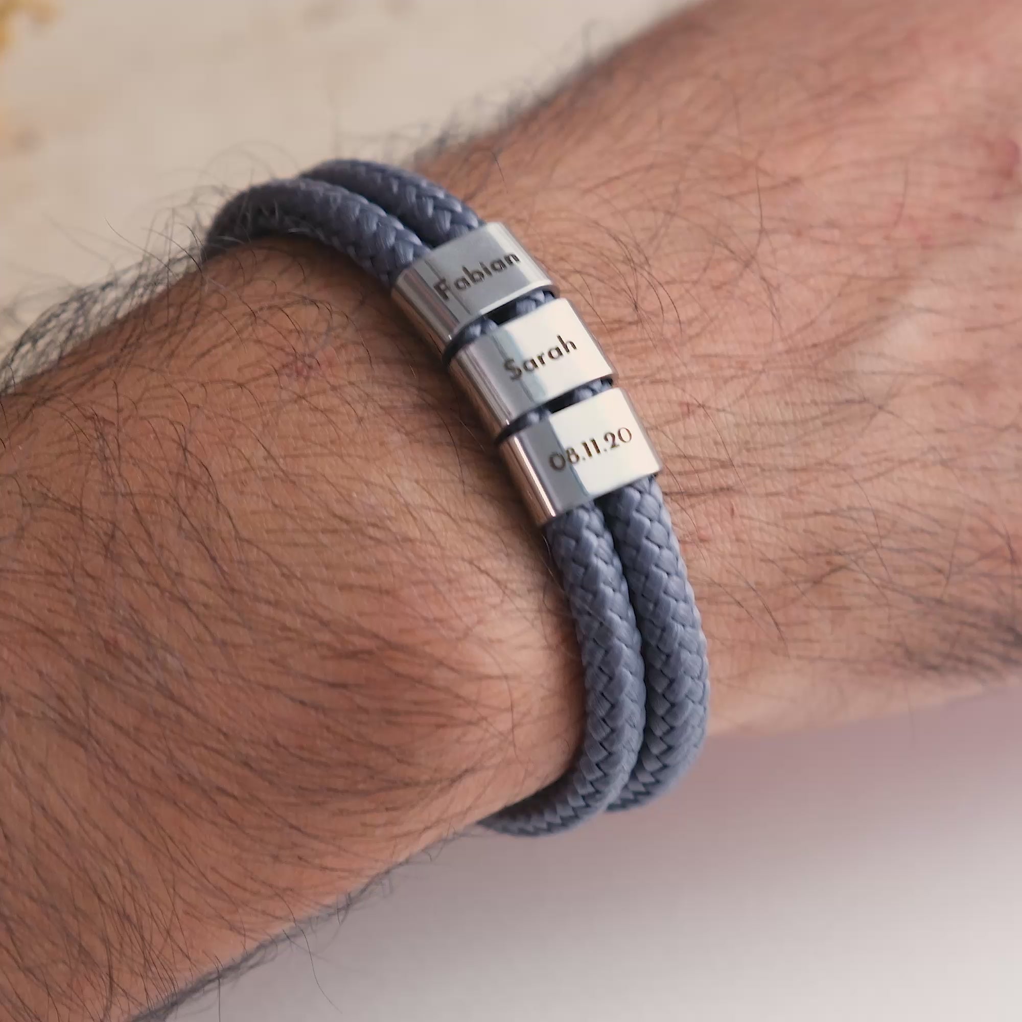 Gråt armbånd af sejlgarn med ringgravering